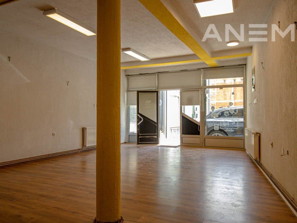 Lokal me qira me 1 hapësirë pune në Qendër 3