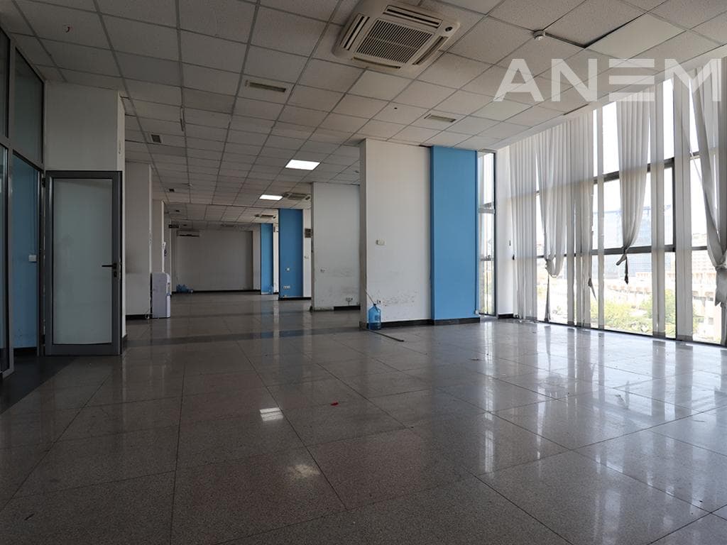 Objekt me qira 1000m² në Qendër 2