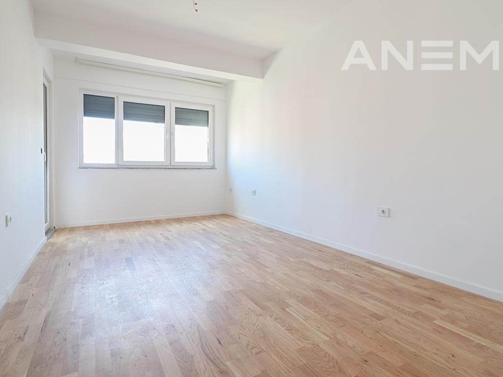 Zyrë me qira me 3 hapësira pune në Mat 1 2