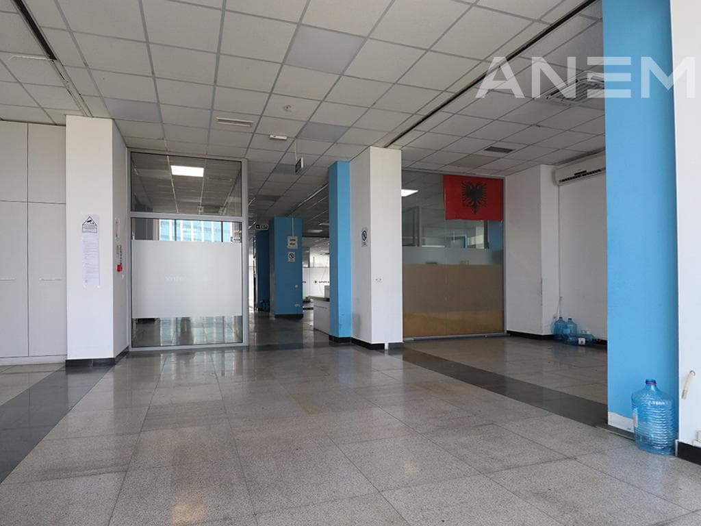 Objekt me qira 1000m² në Qendër 4
