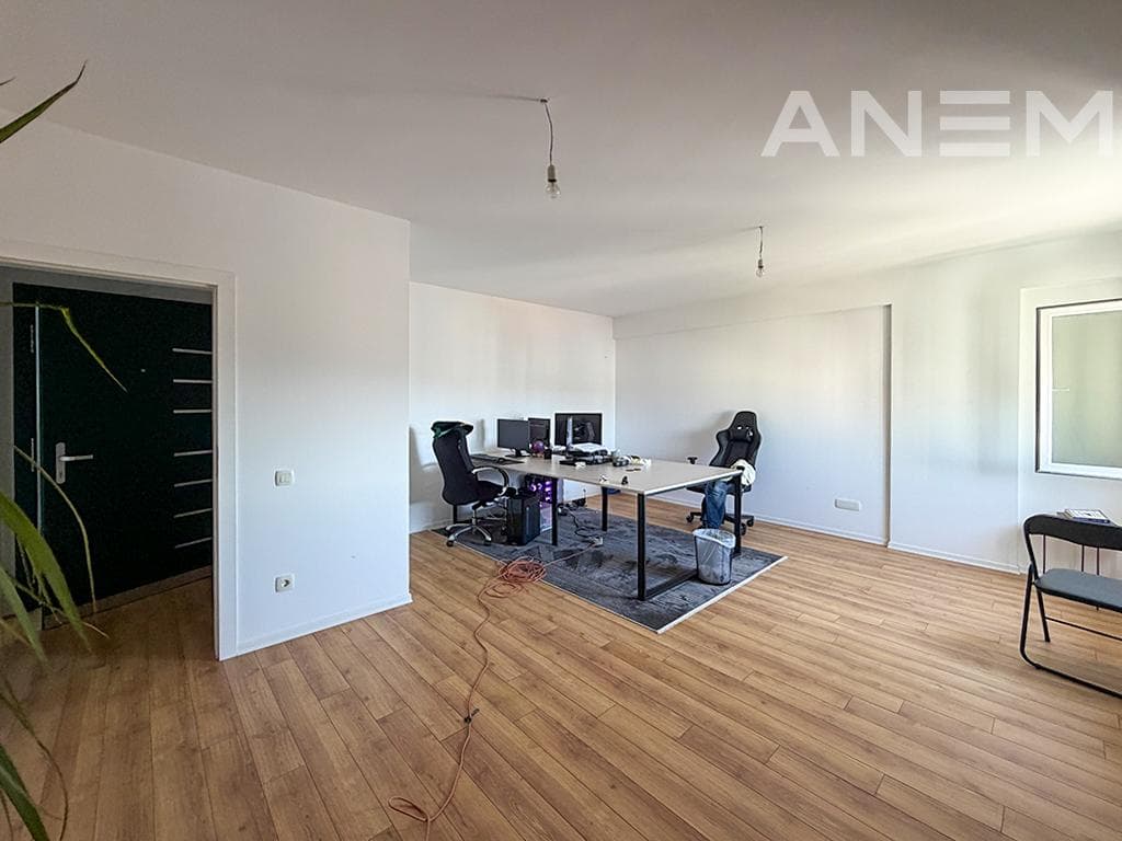 Zyre me qira 313m² në lagjen Mati 1 2