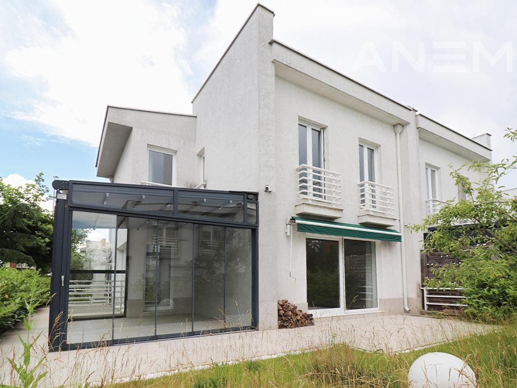 Shtëpi në shitje 174m²+42m² bodrum në lagjen Marigona Residence