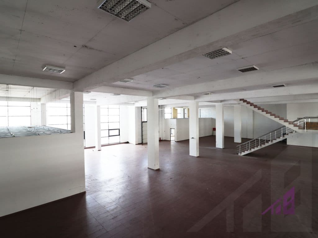 Objekt me qira 1400m2 në magjistralen Prishtinë-Mitrovicë