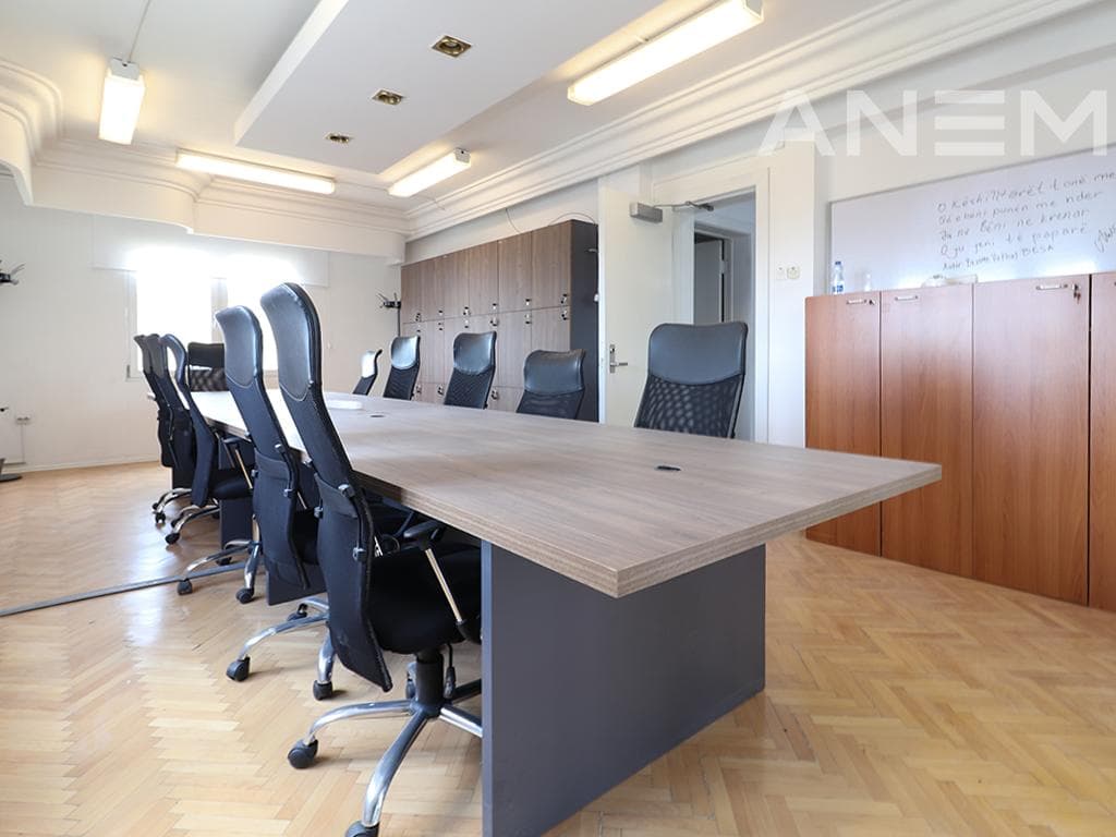 Zyre me qira 700m² në Arbëri 2