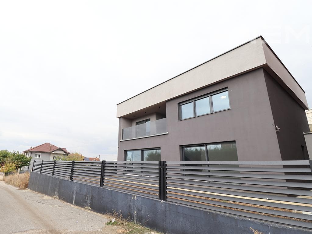 Shtëpi në shitje 270m² +130m² tarracë në Lagjen Qëndresa