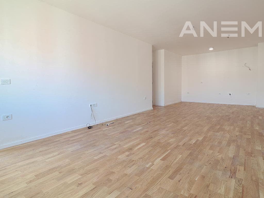 Zyrë me qira me 3 hapësira pune në Mat 1 3