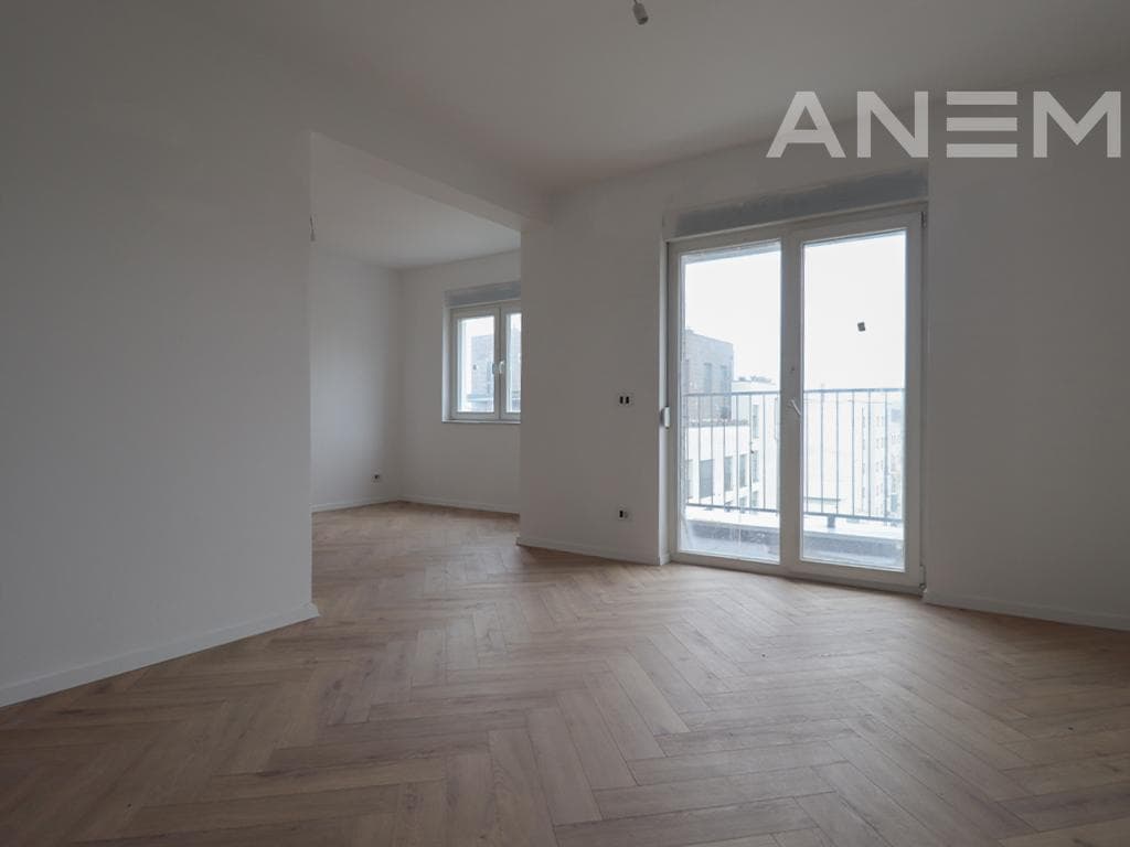 Zyrë me qira me 8 hapësira pune në Kalabri 4
