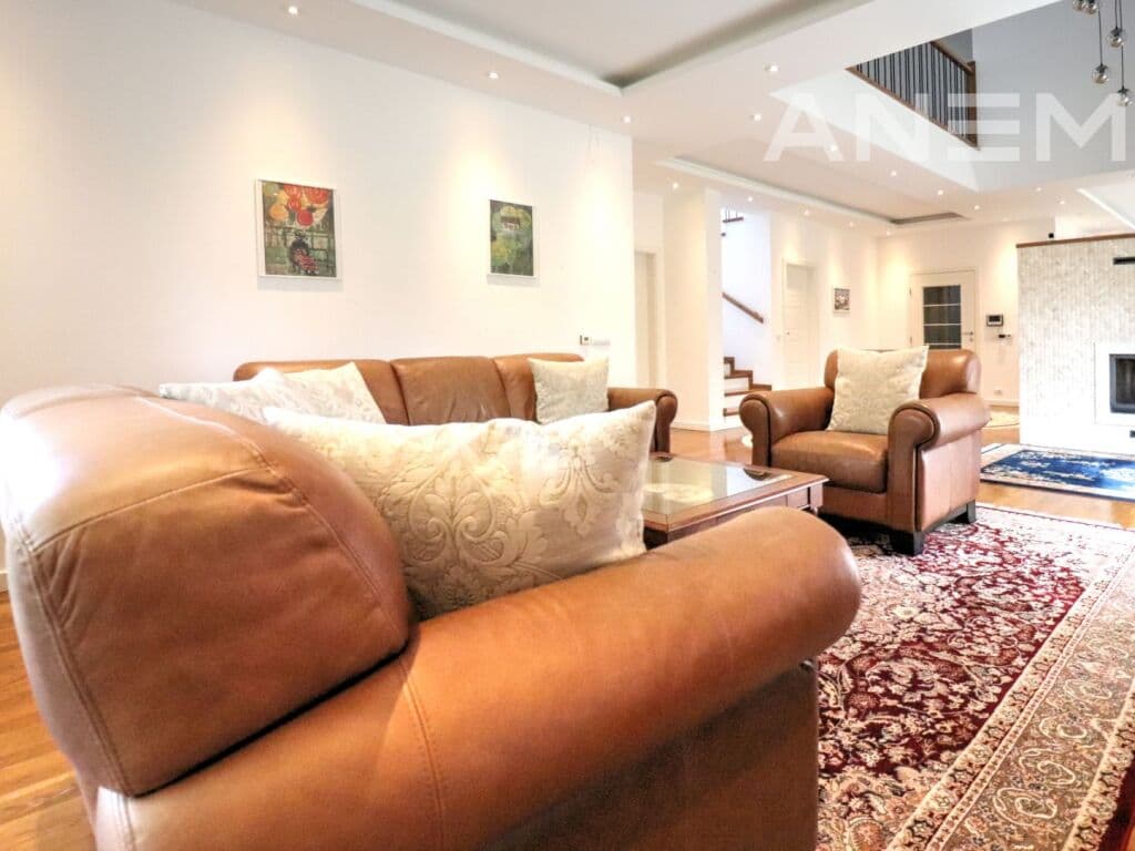 Shtëpi me qira 360m² në Marigona Residence