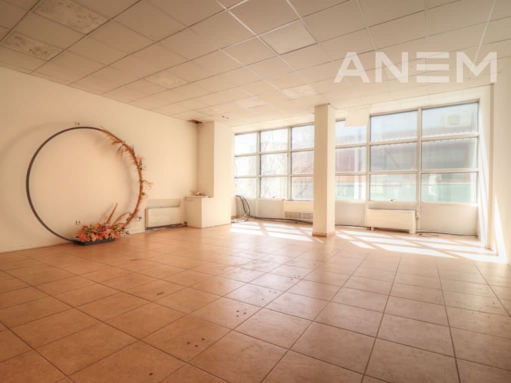 Zyre me qira 800m² në Qendër