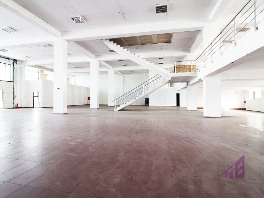 Objekt me qira 1400m2 në magjistralen Prishtinë-Mitrovicë