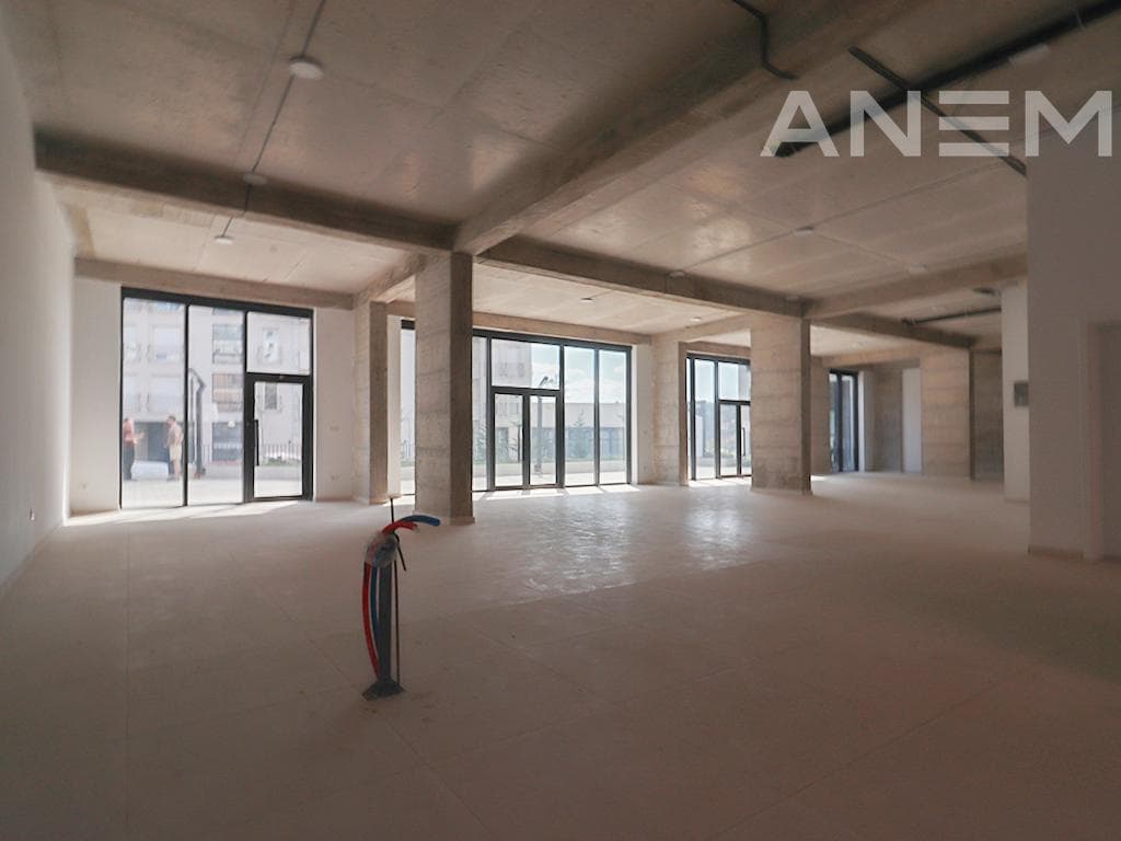 Lokal në shitje 264m² në Rrugën C 2