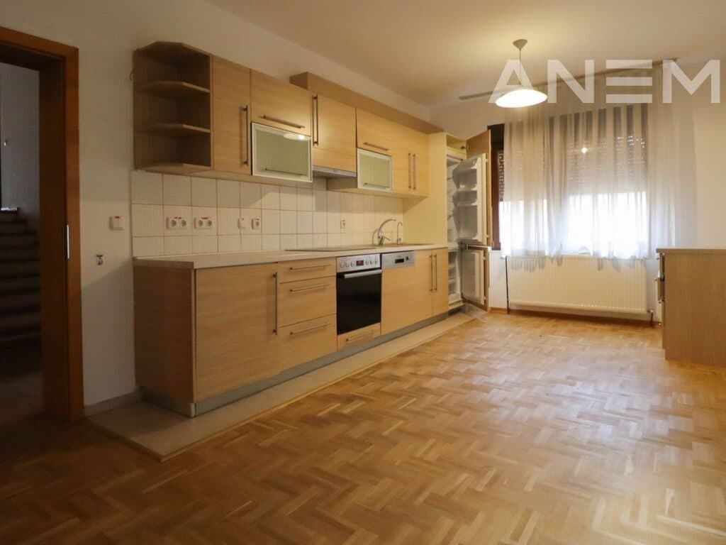 Shtëpi me qira me 10 hapësira pune në Arbëri 4