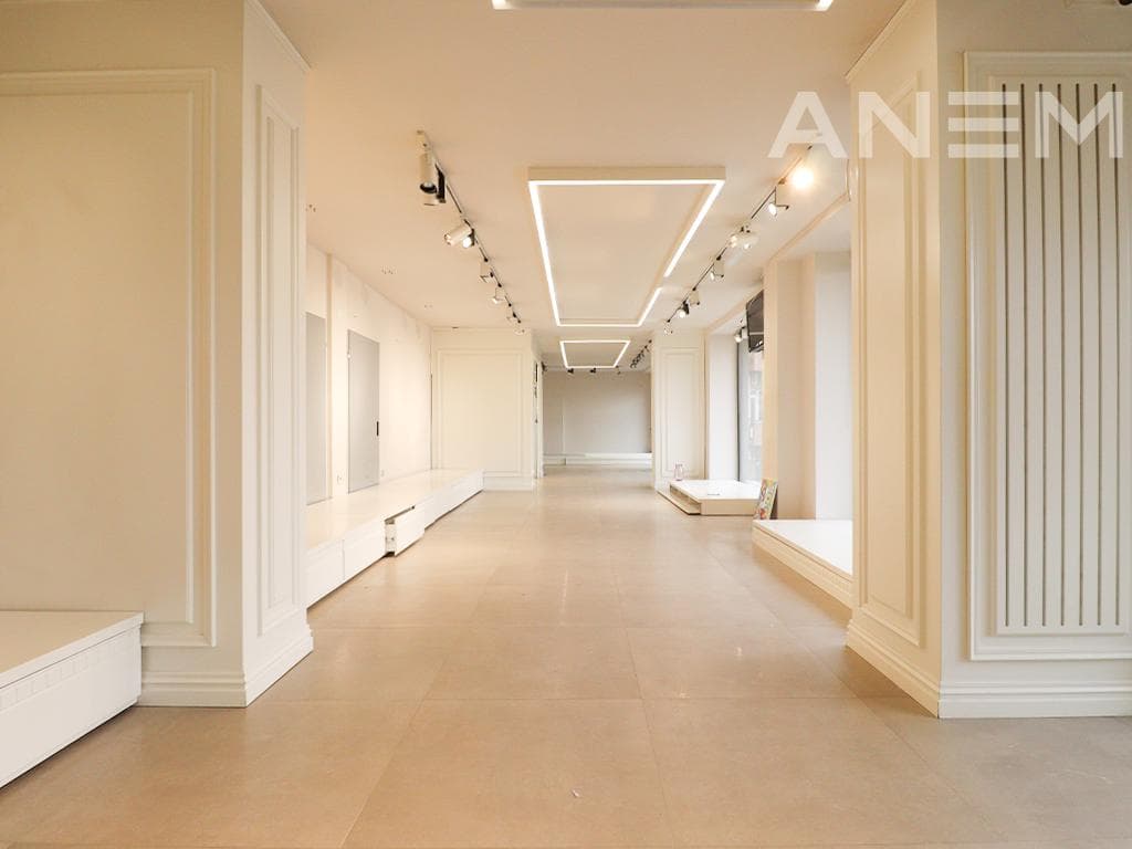 Lokal me qira 200m² në Qendër