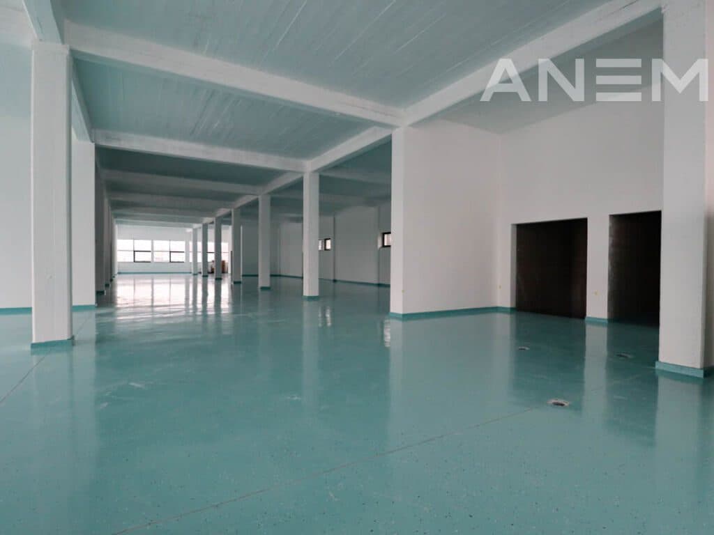 Objekt afarist me qira 1800m² në lagjen Veternik 4