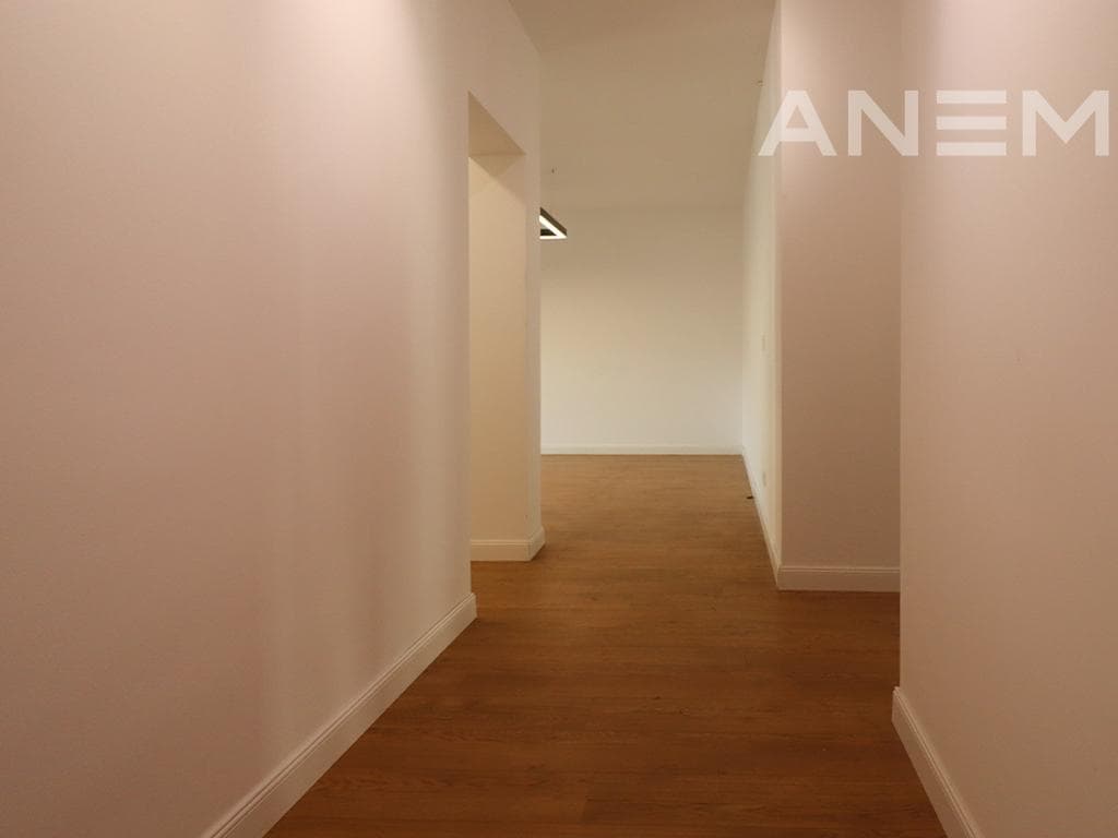 Zyre me qira me 3 hapësira pune në Aktash 4