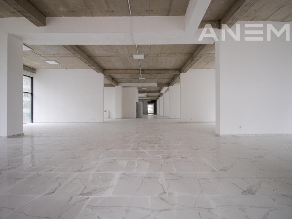 Lokal me qira 1050m² në Mahallën e Muhaxherëve 4