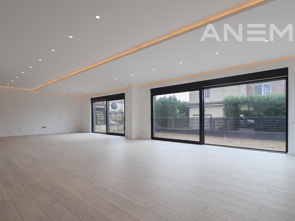 Shtëpi në shitje 270m² +130m² tarracë në Lagjen Qëndresa 4