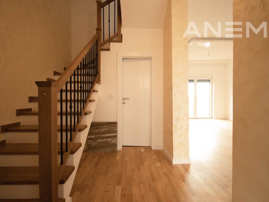 Shtëpi me qira me 3 dhoma gjumi në lagjen Royal Green Residence