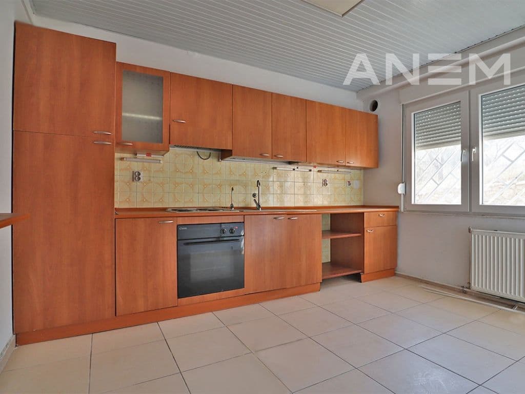 Shtëpi me qira me 9 hapësira pune në Arbëri 4