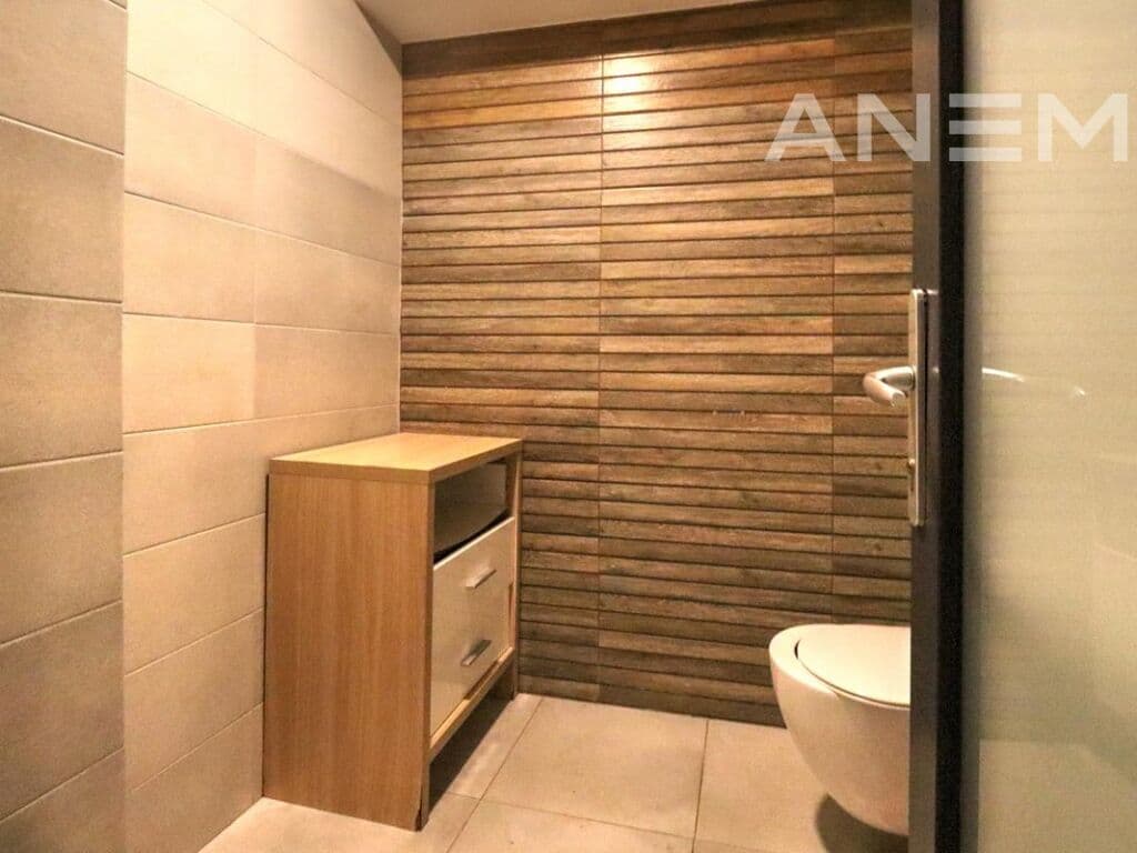 Zyre me qira 208m² në lagjen Arbëria 2