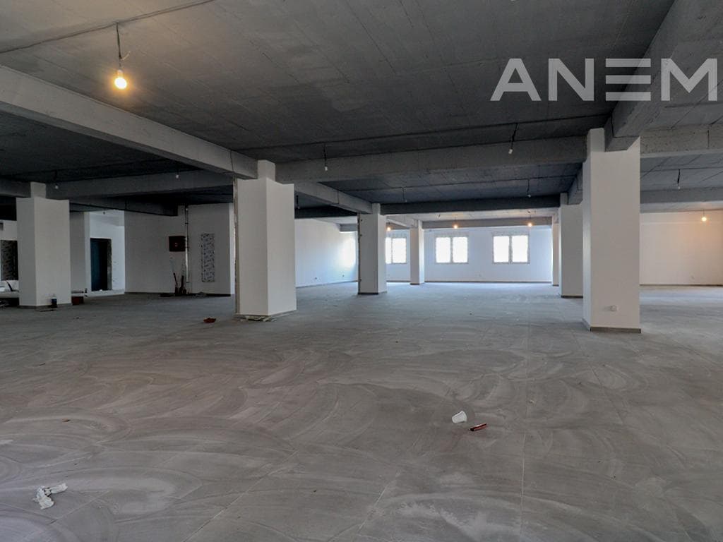 Zyre me qira 1116m² në lagjen Lakrishtë 2