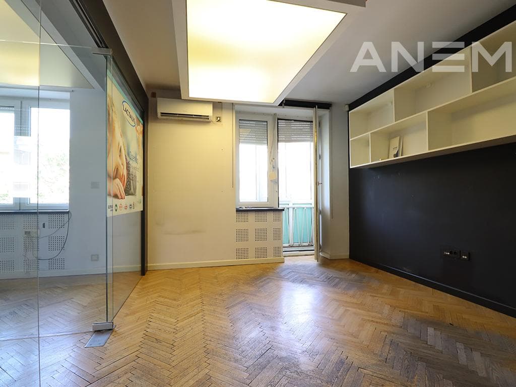 Zyre me qira me 3 hapësira pune në Qendër 2