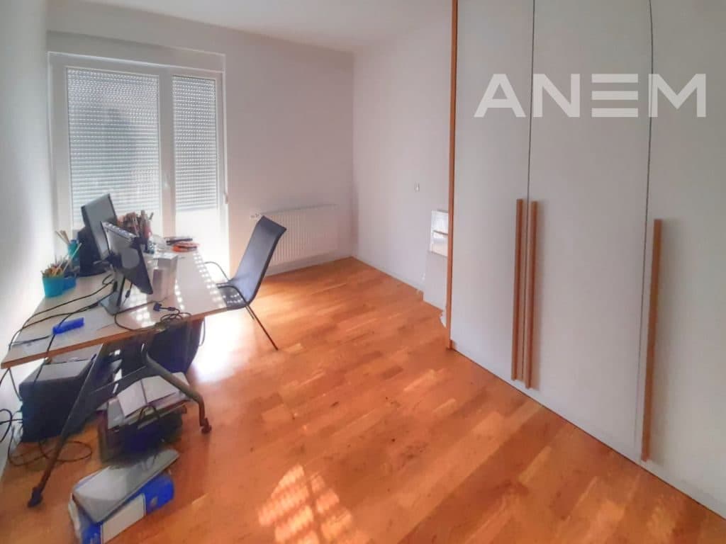 Shtëpi me qira 202m² në Lagjen Qershia