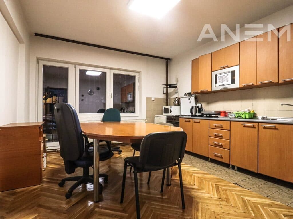 Zyre me qira me 9 hapësira pune në lagjen Pejton 3
