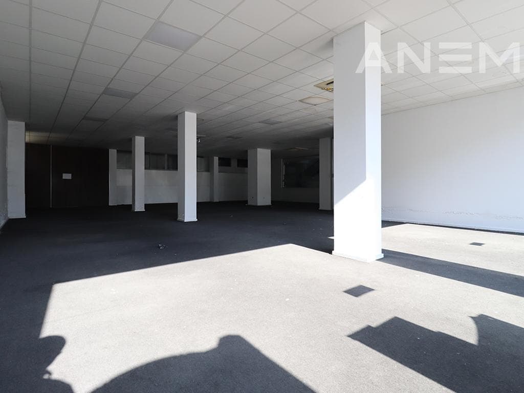 Zyre me qira 1000m² në Rrugën e Zagrebit 2