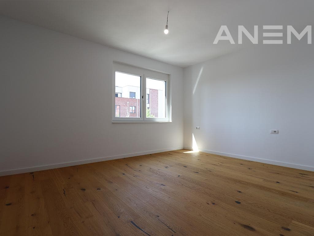 Shtëpi me qira 200m² + 100m² nënkulm në lagjen Qershia