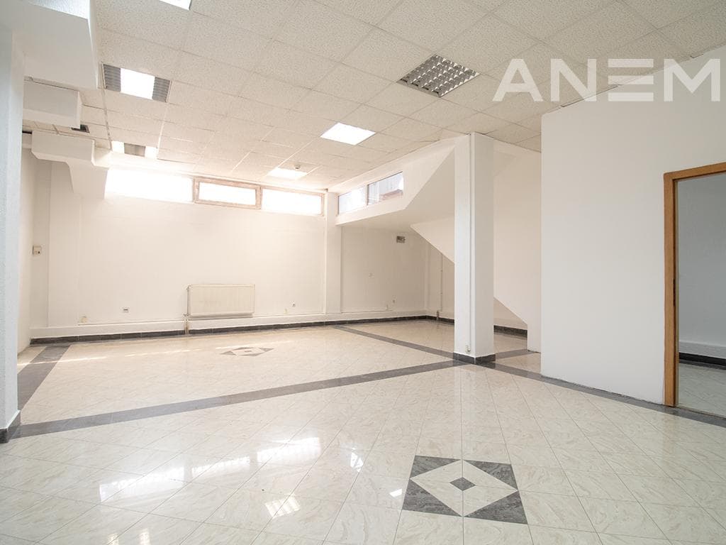 Zyre me qira 430m² në Qendër