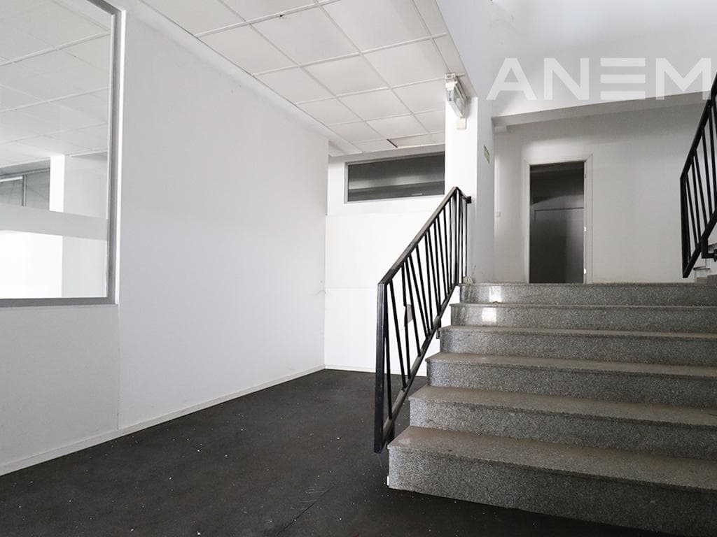 Zyre me qira 1000m² në Rrugën e Zagrebit 4