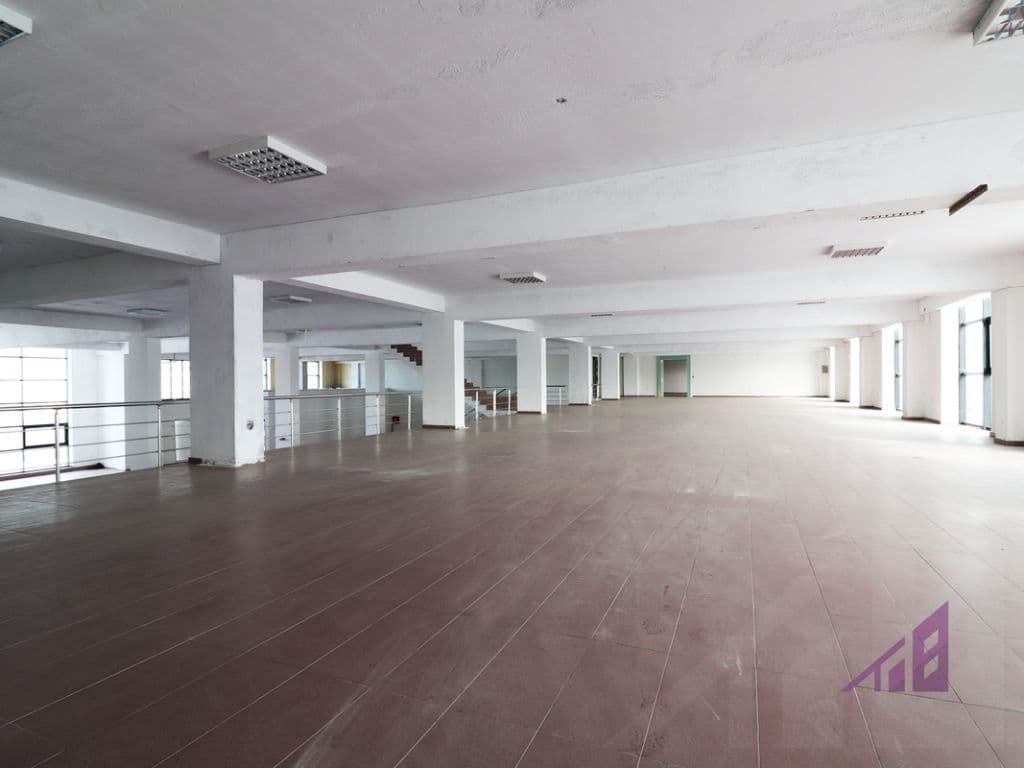 Objekt me qira 1400m2 në magjistralen Prishtinë-Mitrovicë