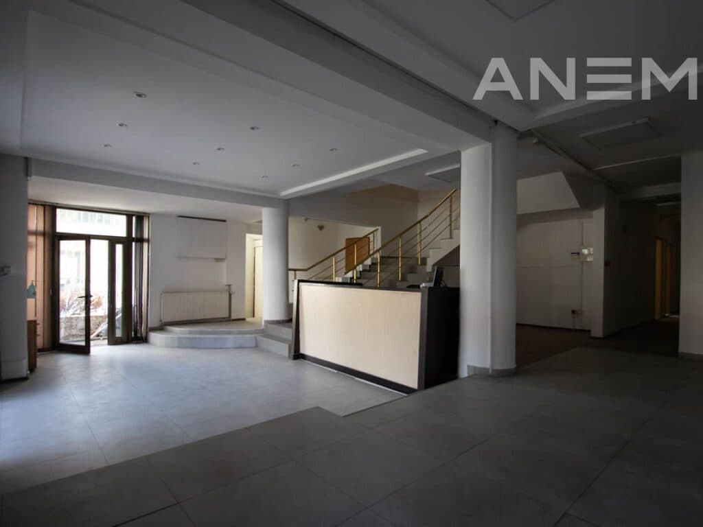 Zyre me qira 350m² në lagjen Pejton 4