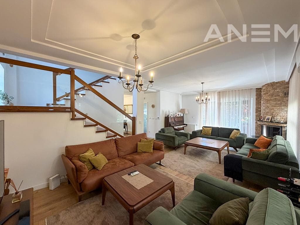 Shtëpi në shitje 212m² + 80m² nënkulm në Lagjen Nic 2