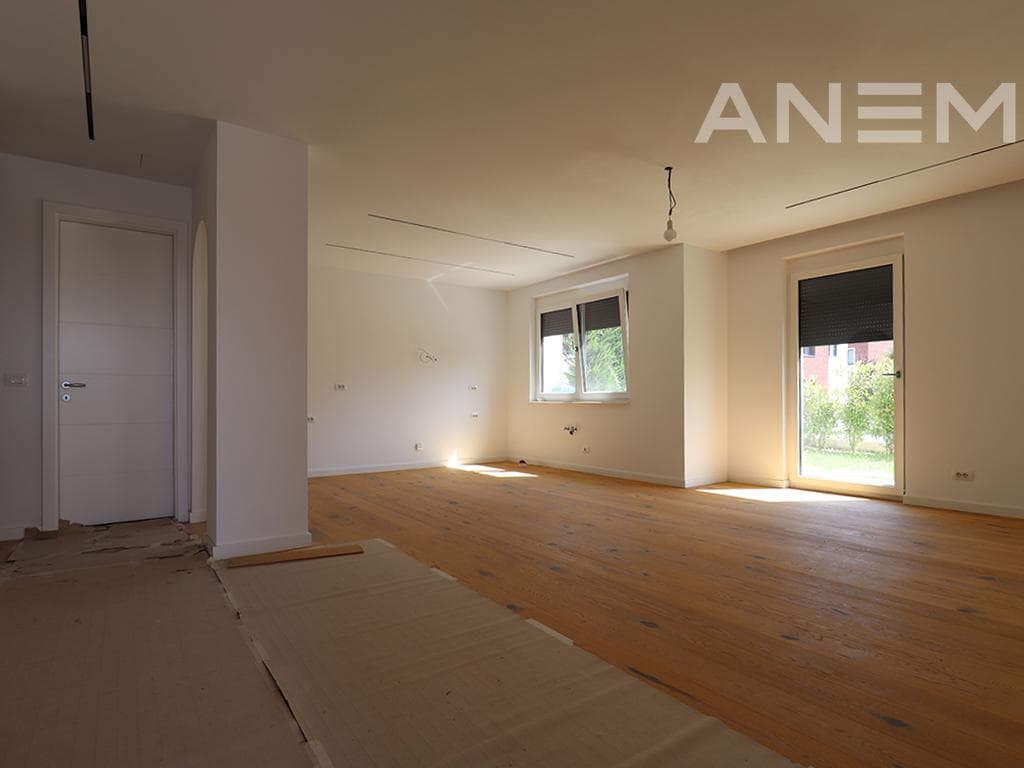 Shtëpi me qira 200m² + 100m² nënkulm në lagjen Qershia