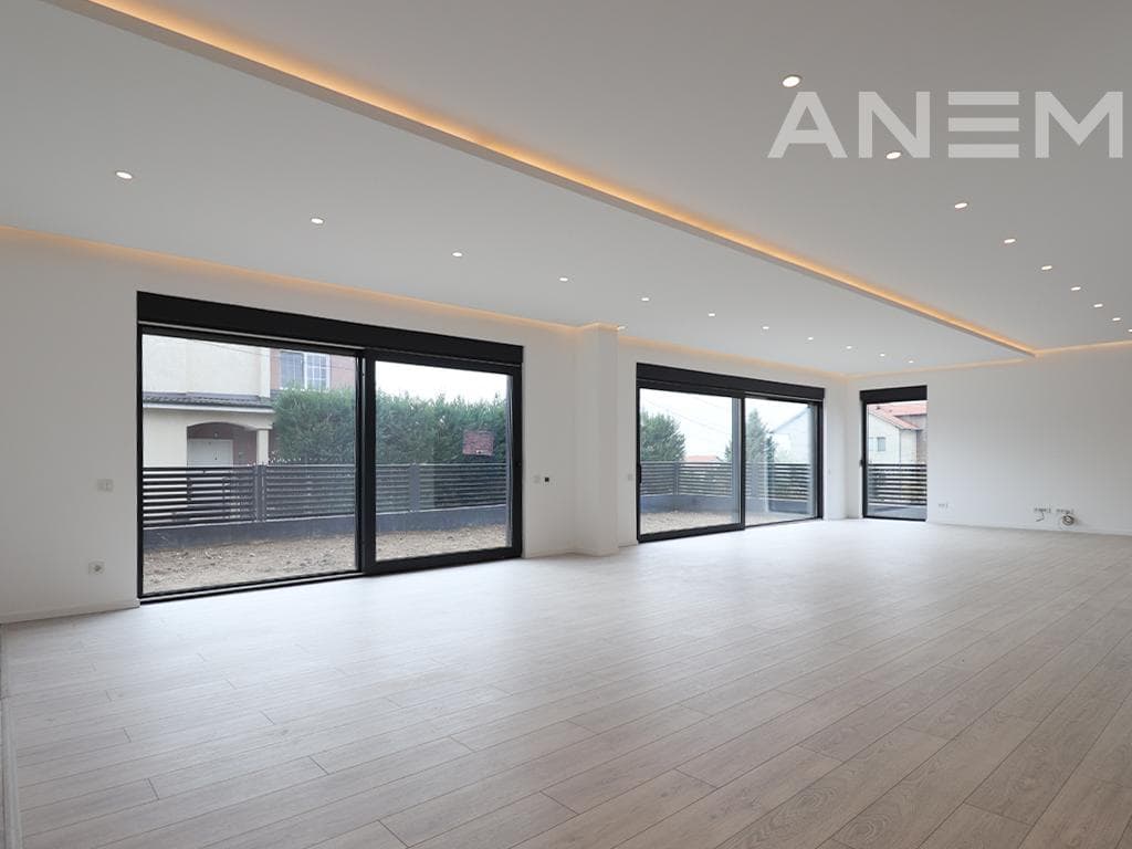 Shtëpi në shitje 270m² +130m² tarracë në Lagjen Qëndresa 3