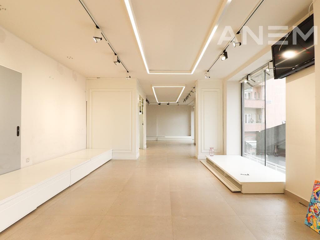 Lokal me qira 200m² në Qendër 3