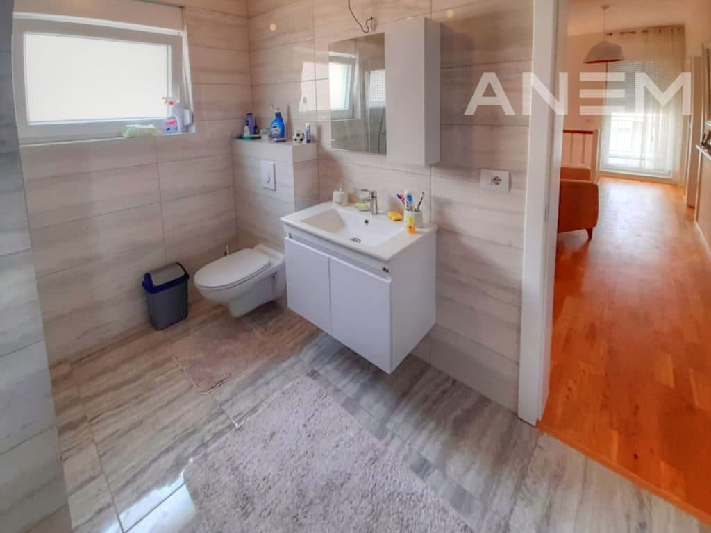 Shtëpi me qira 202m² në Lagjen Qershia