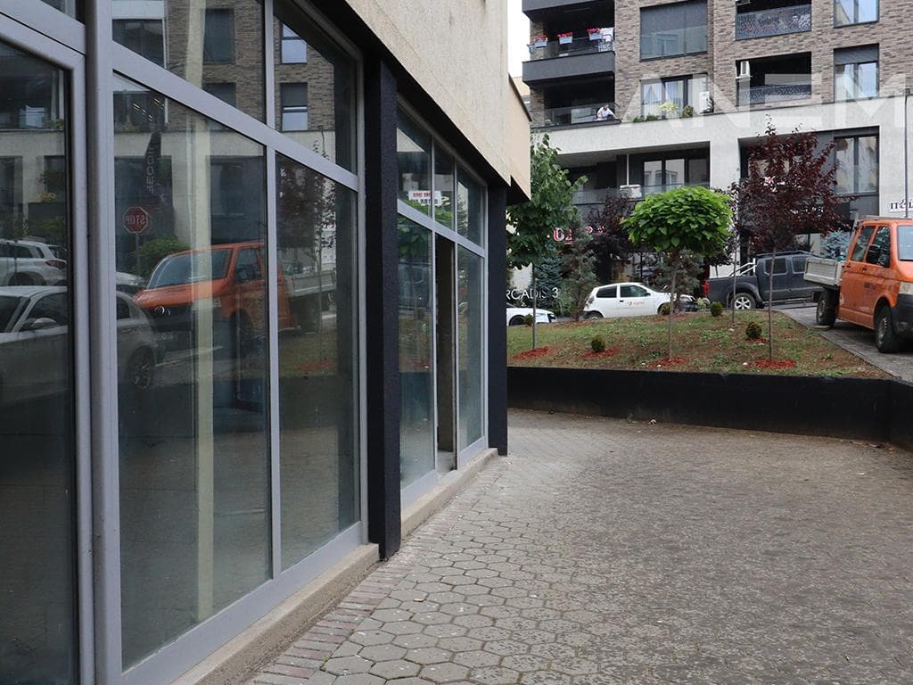 Lokal me qira 140m² + 98m² tarracë në lagjen Mati 1