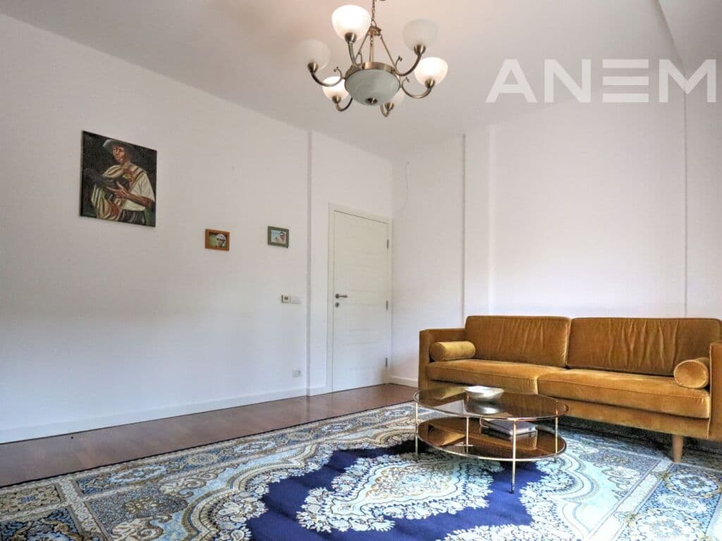 Shtëpi me qira 360m² në Marigona Residence