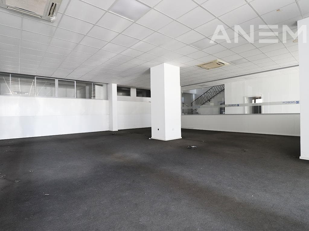 Zyre me qira 1000m² në Rrugën e Zagrebit 3