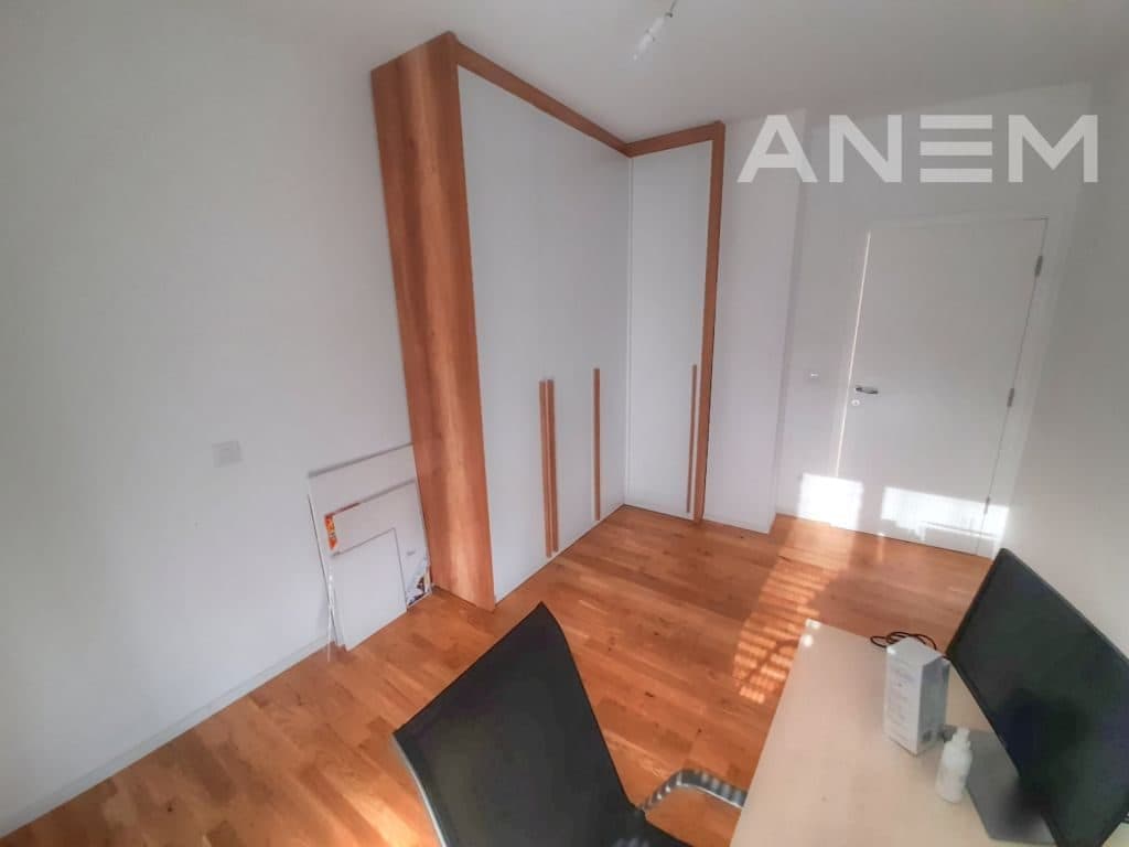 Shtëpi me qira 202m² në Lagjen Qershia