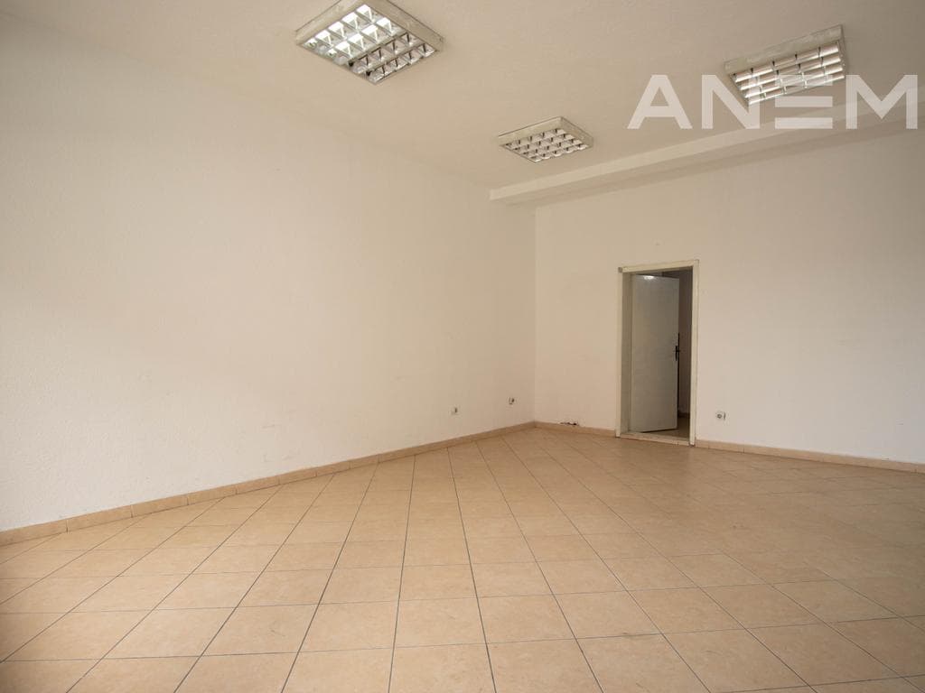 Lokal me qira me 3 hapësira pune në Vellushë 3