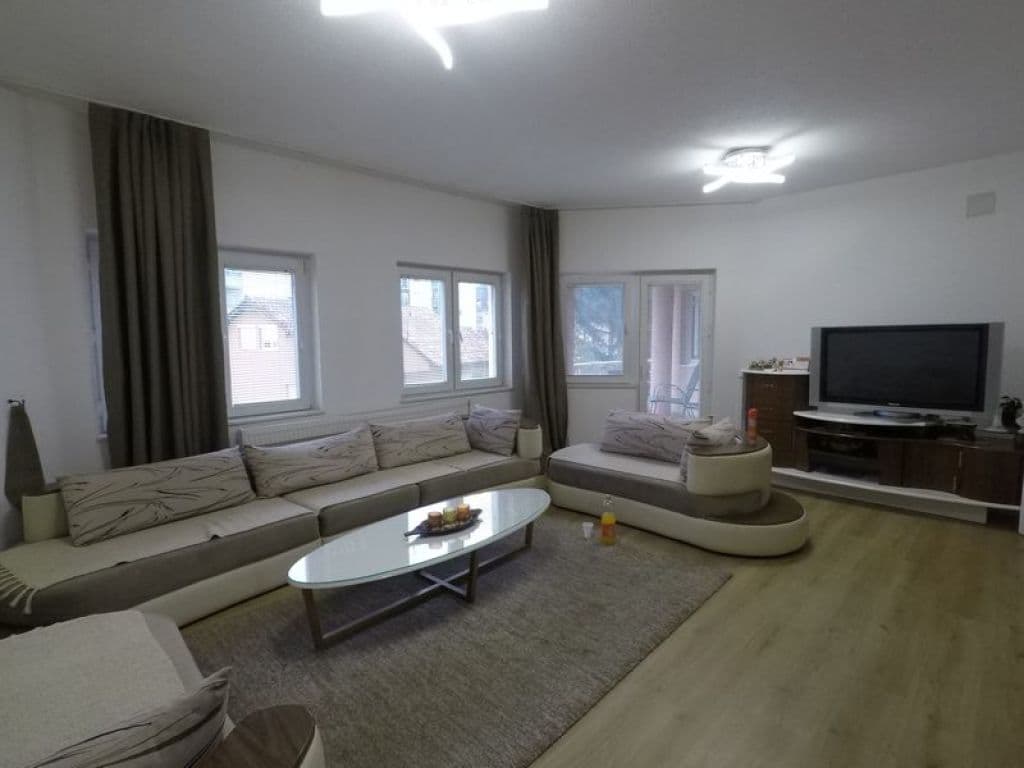 Shtëpi me qira 320m² në Tophane 3