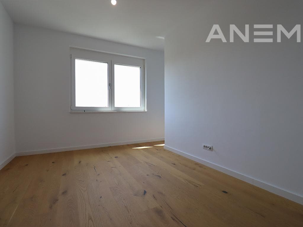Shtëpi me qira 200m² + 100m² nënkulm në lagjen Qershia