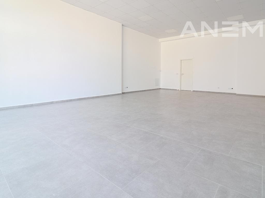 Lokal me qira me 1 hapësirë pune në Rrugën A 3