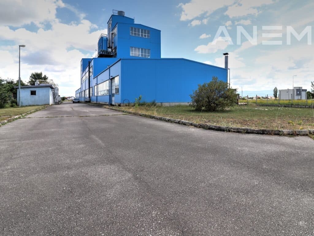 Objekt dhe biznes në shitje 3500m² në Lipjan 1