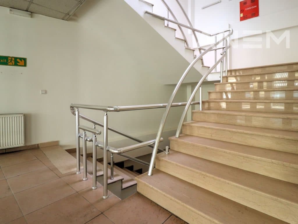 Zyre me qira 800m² në Qendër 2
