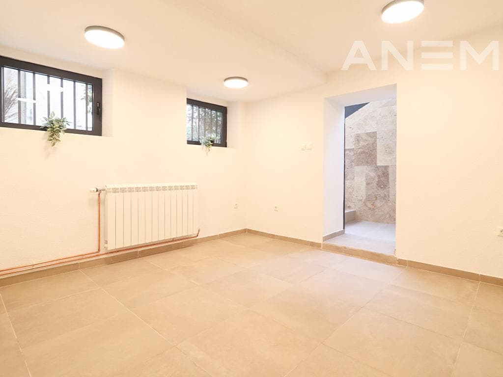 Lokal me qira me 1 hapësirë pune në Qendër
